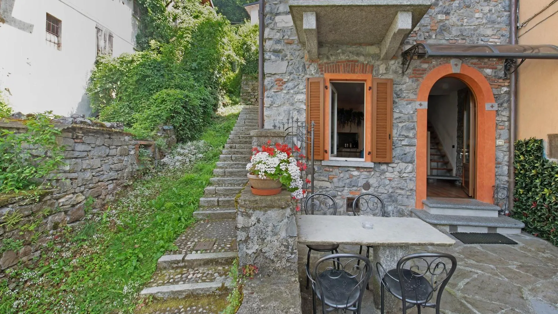 Luxury Lakefront Property Lezzeno Hébergement de vacances