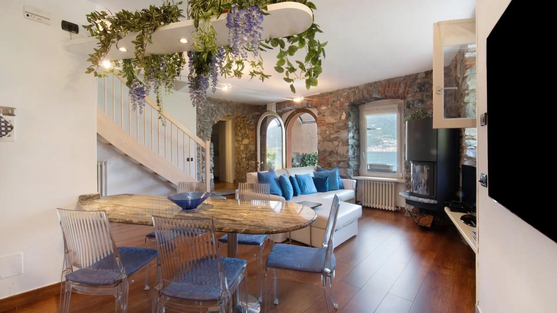 Luxury Lakefront Property Lezzeno Hébergement de vacances